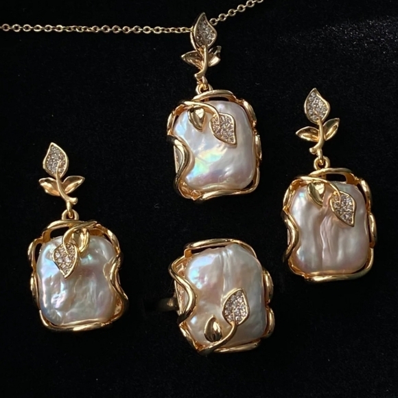 Handcrafted Artistic Natural Freshwater Baroque Pearl Set. - Picture 1 of 8